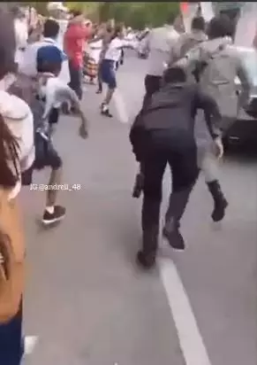 Momen paspampres terjatuh Berbagai sumber