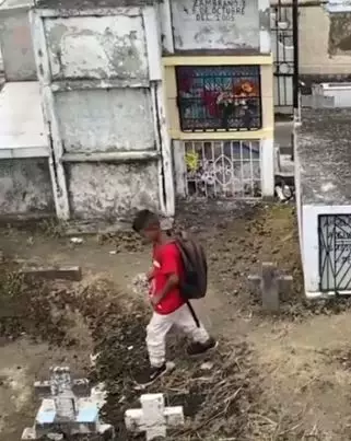 Momen haru anak ziarah ke makam ibunya Berbagai sumber