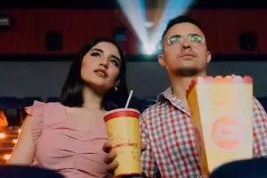Posisi duduk favoritmu di bioskop ungkap kepribadian terpendammu