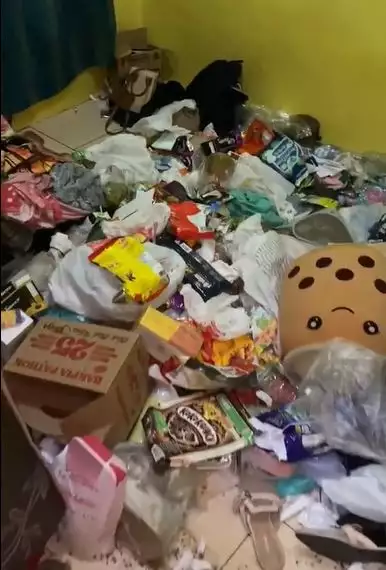 Kamar kost dibiarkan penuh sampah dan bau Berbagai sumber