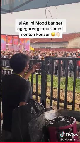Aksi pedagang nonton konser sambil goreng tahu Tiktok