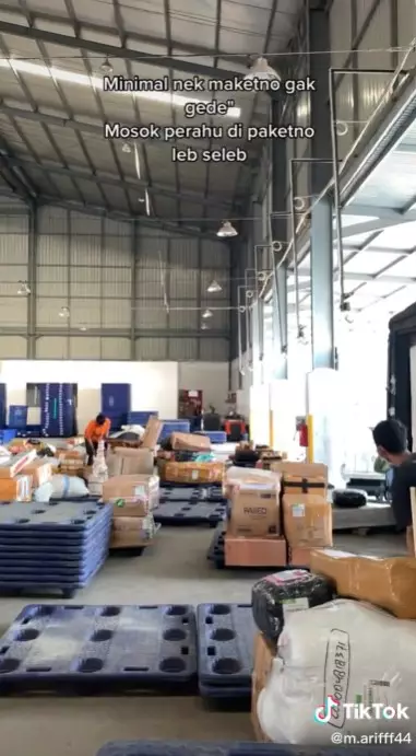 penampakan paket super besar isinya perahu © TikTok