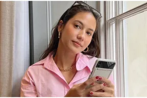 Trik Pevita Pearce menuang susu kemasan ke gelas, nggak pakai tumpah