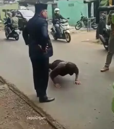 Oknum anggota dewan injak sopir truk & suruh guling-guling di jalan Berbagai sumber