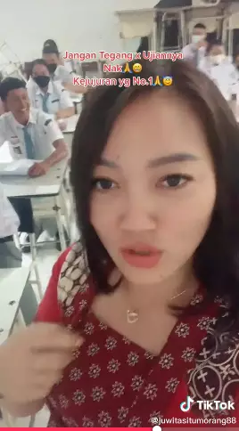 Momen lucu guru Ips jadi pengawas ujian Tiktok