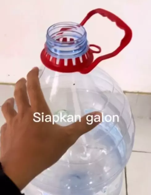 Membuat serokan sampah dari barang bekas TikTok/@agungyogapangestu