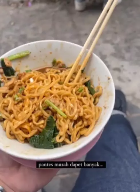 Tulisan di sepatu bikin salfok TikTok/@agusprstyoo