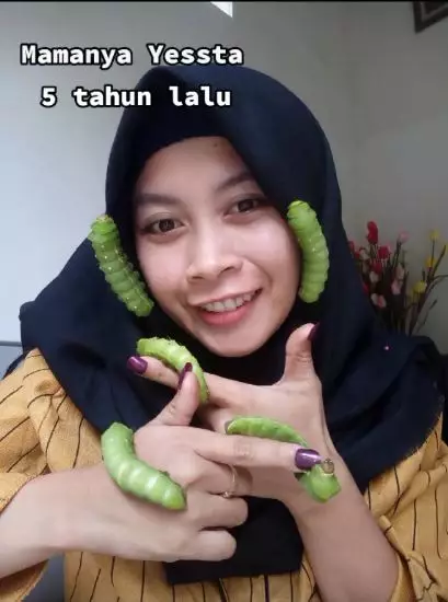 Aksi ibu nggak takut dengan ulat © 2022 TikTok