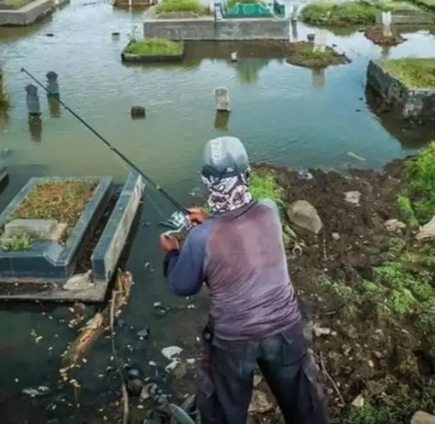 Potret lucu bapak-bapak mancing di tempat nggak biasa Berbagai sumber
