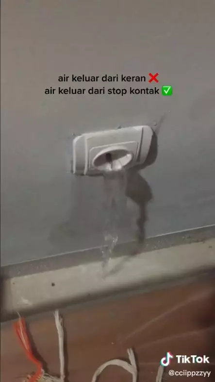 kronologi stopkontak yang mengeluarkan air © 2022 TikTok kronologi stopkontak yang mengeluarkan air © 2022 TikTok