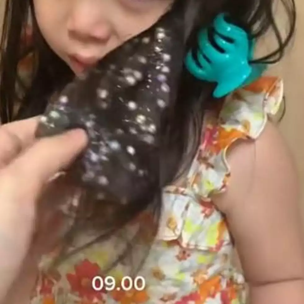 Cara ibu bersihkan slime nempel di rambut anak ini ujungnya bikin syok