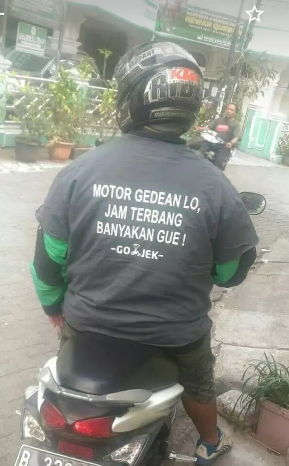 Potret kocak tulisan nyeleneh belakang jaket Berbagai sumber Potret kocak tulisan nyeleneh belakang jaket Berbagai sumber