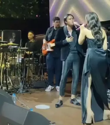Momen manggung Rizky Febian dan Mahalini ini kelewat mesra TikTok/@fanyfania99
