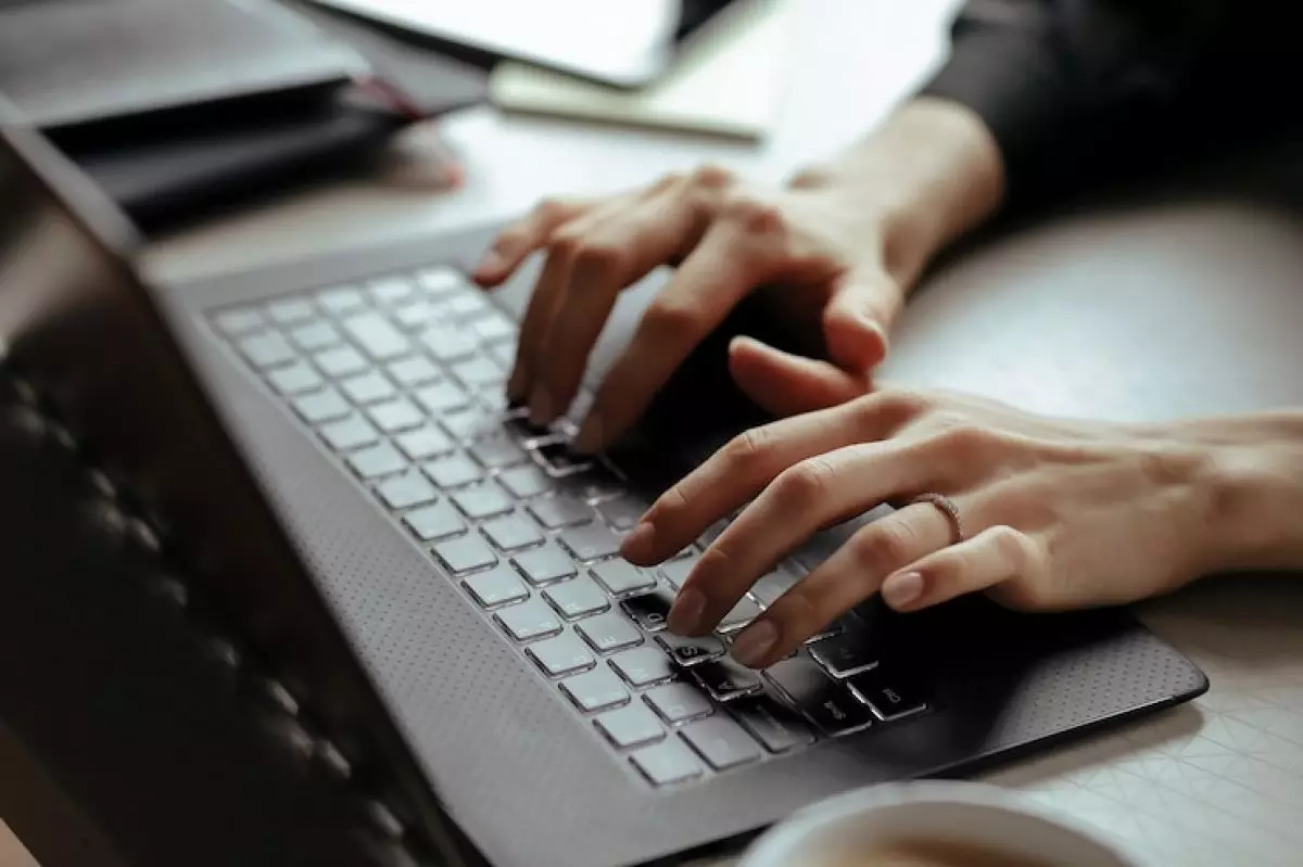 7 Cara mengatasi laptop hang tidak bergerak, kenali juga penyebabnya