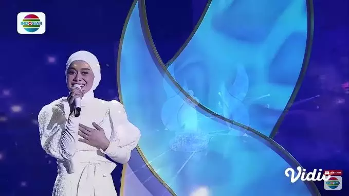 ekspresi lesty saat nyanyi dipeluk billar © berbagai sumber