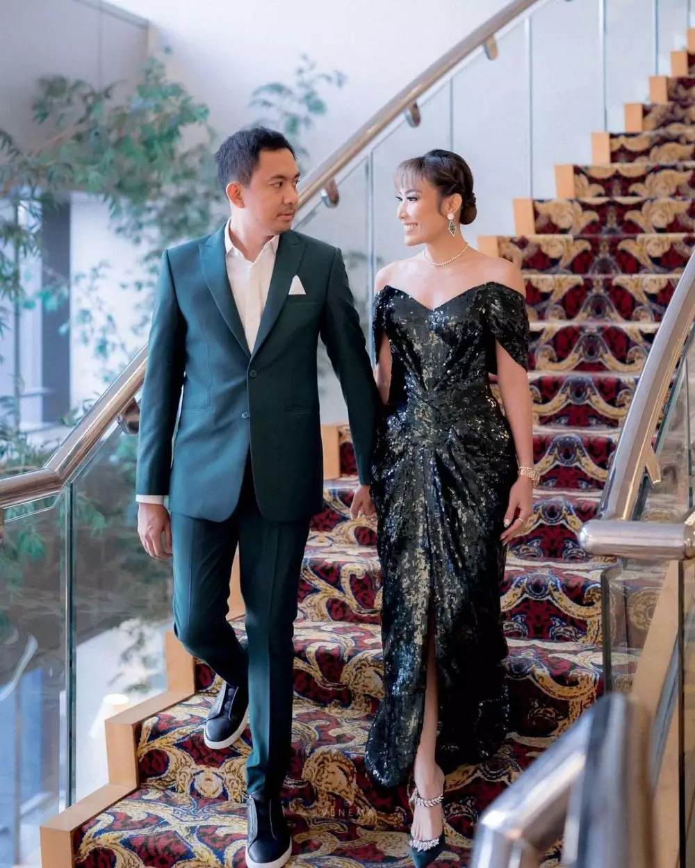 ayu dewi dan suami bahas soal cek HP pasangan © berbagai sumber