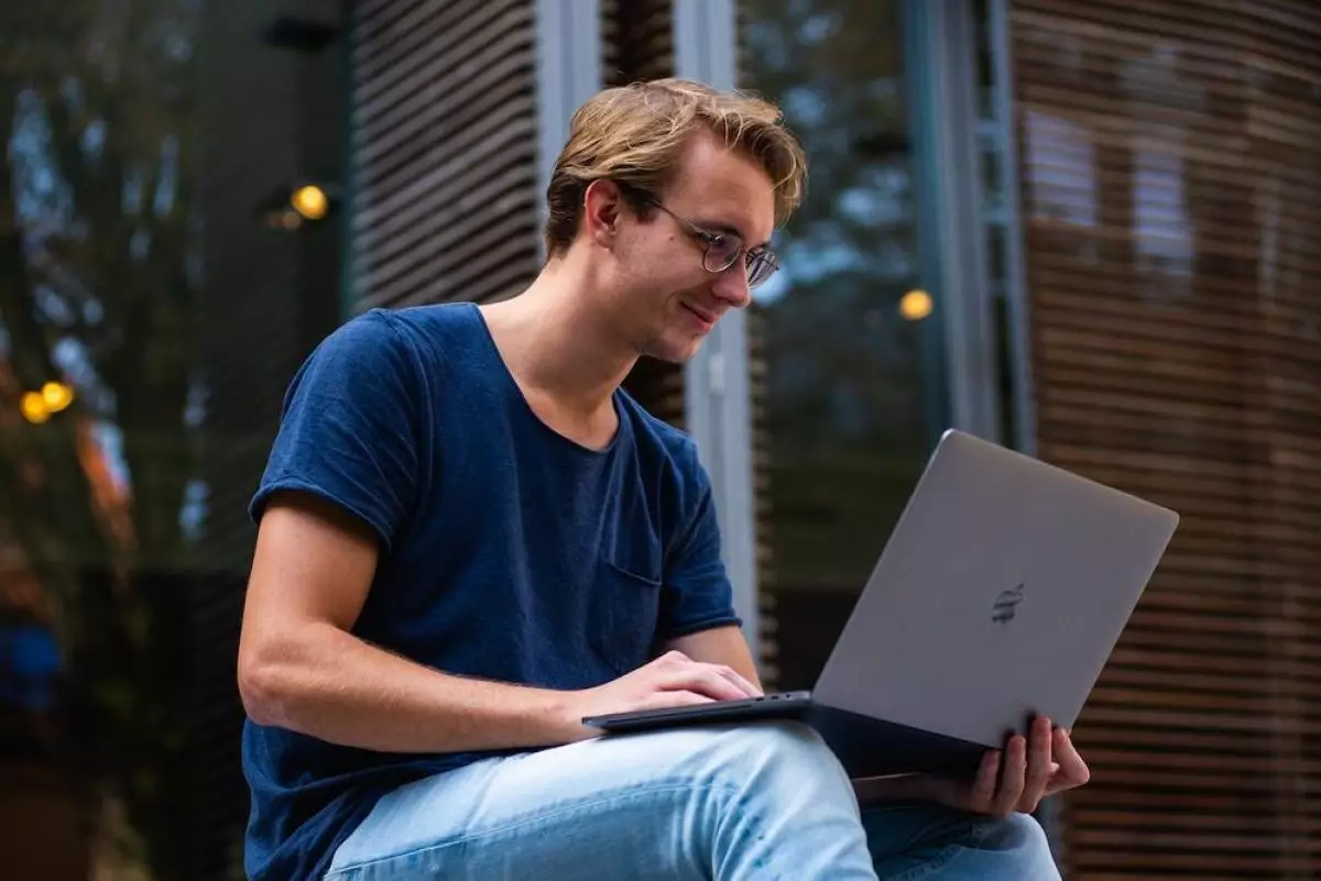 7 Cara mengatasi MacBook tidak bisa isi daya, mudah dilakukan sendiri