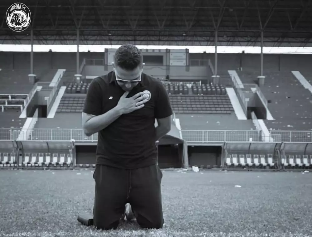 cerita pilu pelatih Arema FC lihat fans meninggal di pelukan pemain © berbagai sumber