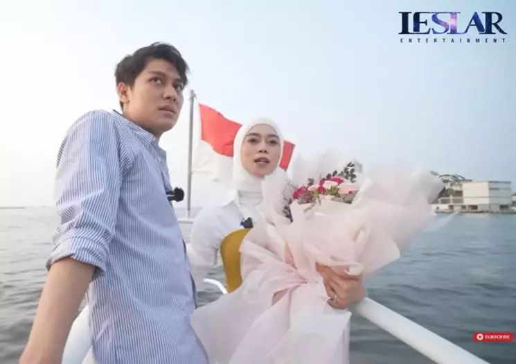 Reaksi Rizky Billar nguap saat Lesty doa buat keluarganya YouTube/@LeslarEntertainment