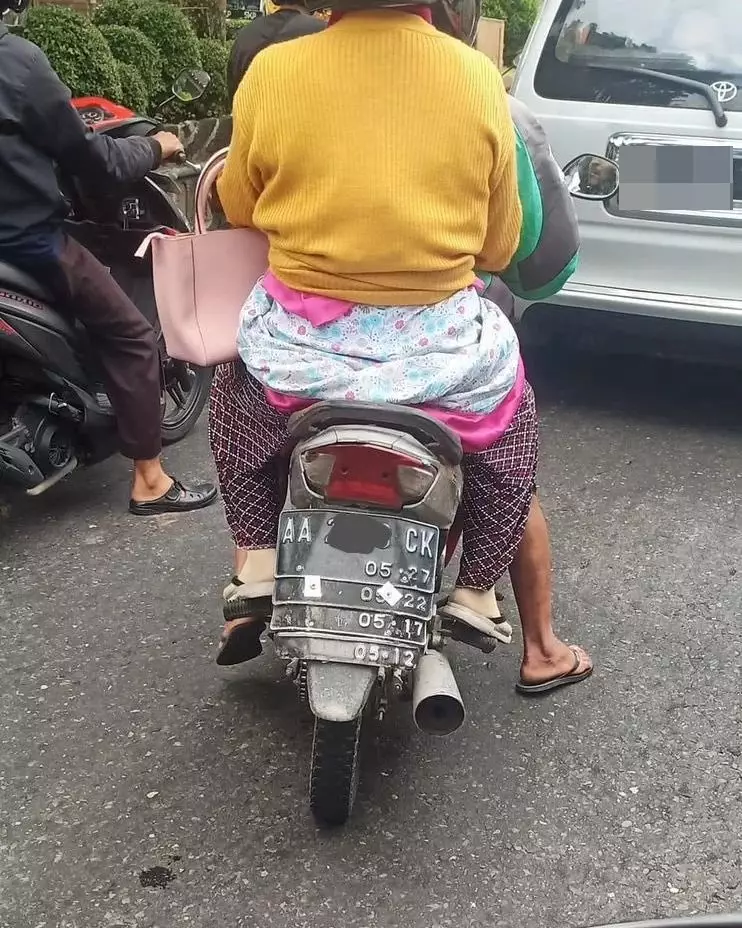 orang kelihatan tertib banget lucu © berbagai sumber