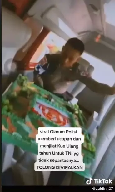 Heboh oknum polisi jilat kue untuk HUT TNI sambil cengengesan berbagai sumber Heboh oknum polisi jilat kue untuk HUT TNI sambil cengengesan berbagai sumber