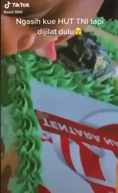 Heboh oknum polisi jilat kue untuk HUT TNI sambil cengengesan berbagai sumber Heboh oknum polisi jilat kue untuk HUT TNI sambil cengengesan berbagai sumber