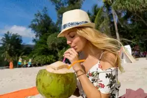 Manfaat air kelapa, dari anti penuaan hingga penyakit jantung 