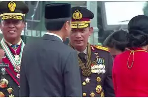 Momen Jokowi tak salami Kapolri saat acara HUT TNI, tuai polemik
