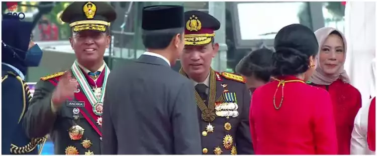 Jokowi tak salami Kapolri saat HUT TNI, begini penjelasan pihak istana