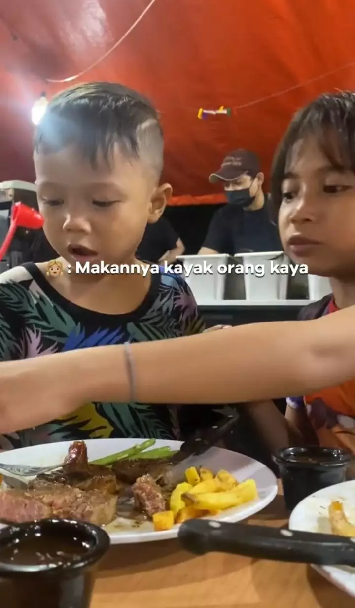 sikap bocah penjual tisu tuai pujian warganet © berbagai sumber sikap bocah penjual tisu tuai pujian warganet © berbagai sumber