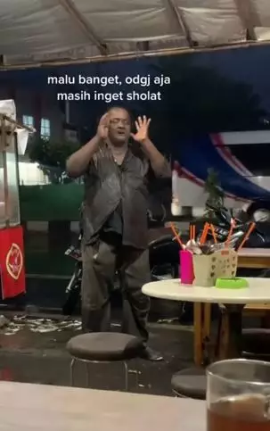 ODGJ ini langsung salat usai dengar azan TikTok ODGJ ini langsung salat usai dengar azan TikTok