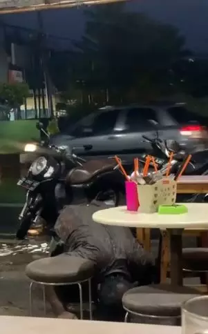 ODGJ ini langsung salat usai dengar azan TikTok ODGJ ini langsung salat usai dengar azan TikTok