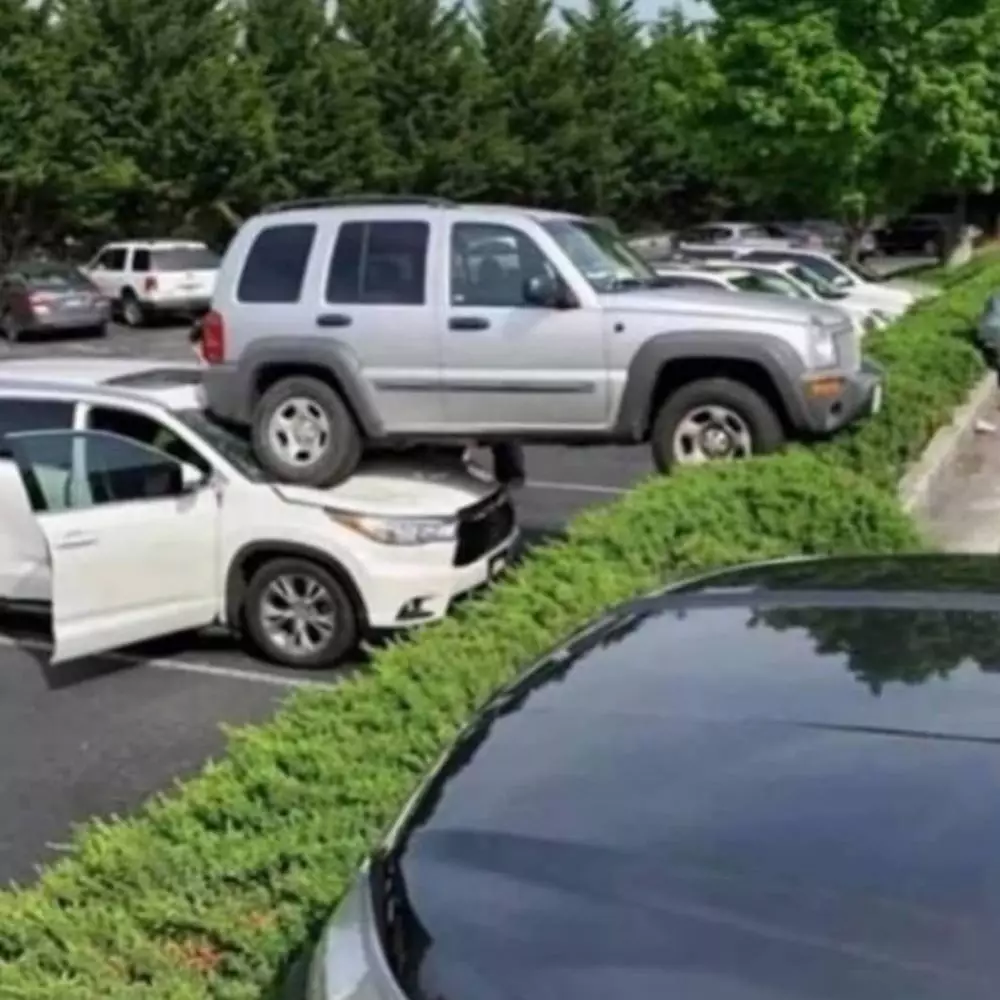 mobil terjebak © berbagai sumber