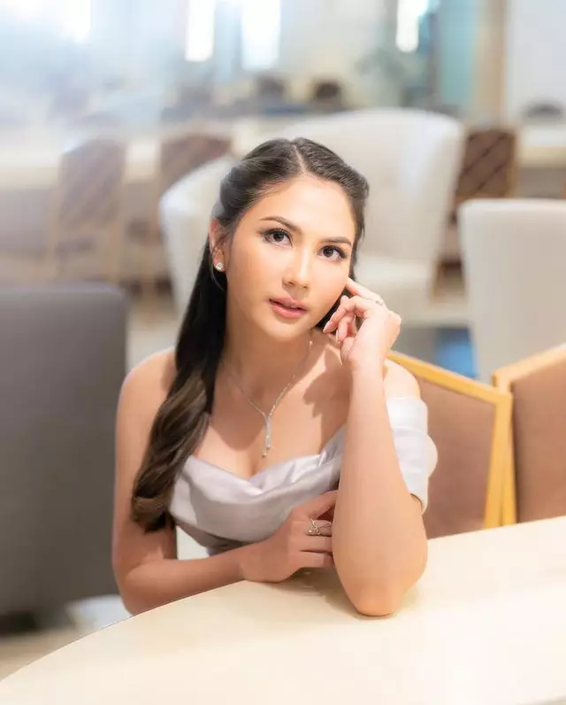 Kecantikan Jessica Mila dalam balutan gaun merek lokal Instagram