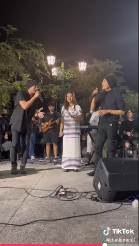 Anji nyanyi bareng kembaran Berbagai sumber Anji nyanyi bareng kembaran Berbagai sumber