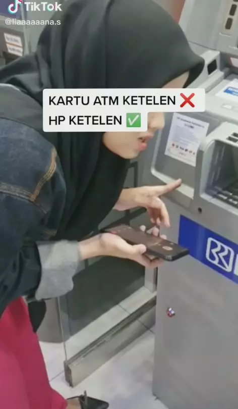 HP wanita ini tertelan mesin ATM TikTok @liaaaaaana.s HP wanita ini tertelan mesin ATM TikTok @liaaaaaana.s