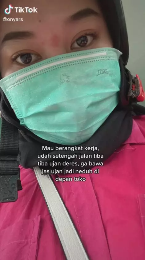 Momen haru bapak ini buatkan jas hujan dari terpal TikTok @onyars Momen haru bapak ini buatkan jas hujan dari terpal TikTok @onyars