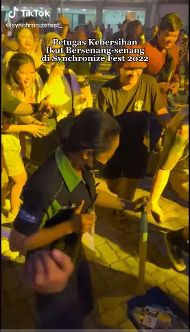 Momen petugas kebersihan joget bareng penonton konser Tiktok