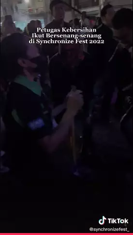 Momen petugas kebersihan joget bareng penonton konser Tiktok
