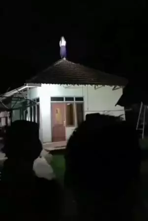 Wanita kesurupan ditemukan di atap rumah Berbagai sumber