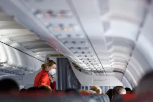 Contoh teks announcement pramugari bahasa Inggris beserta artinya