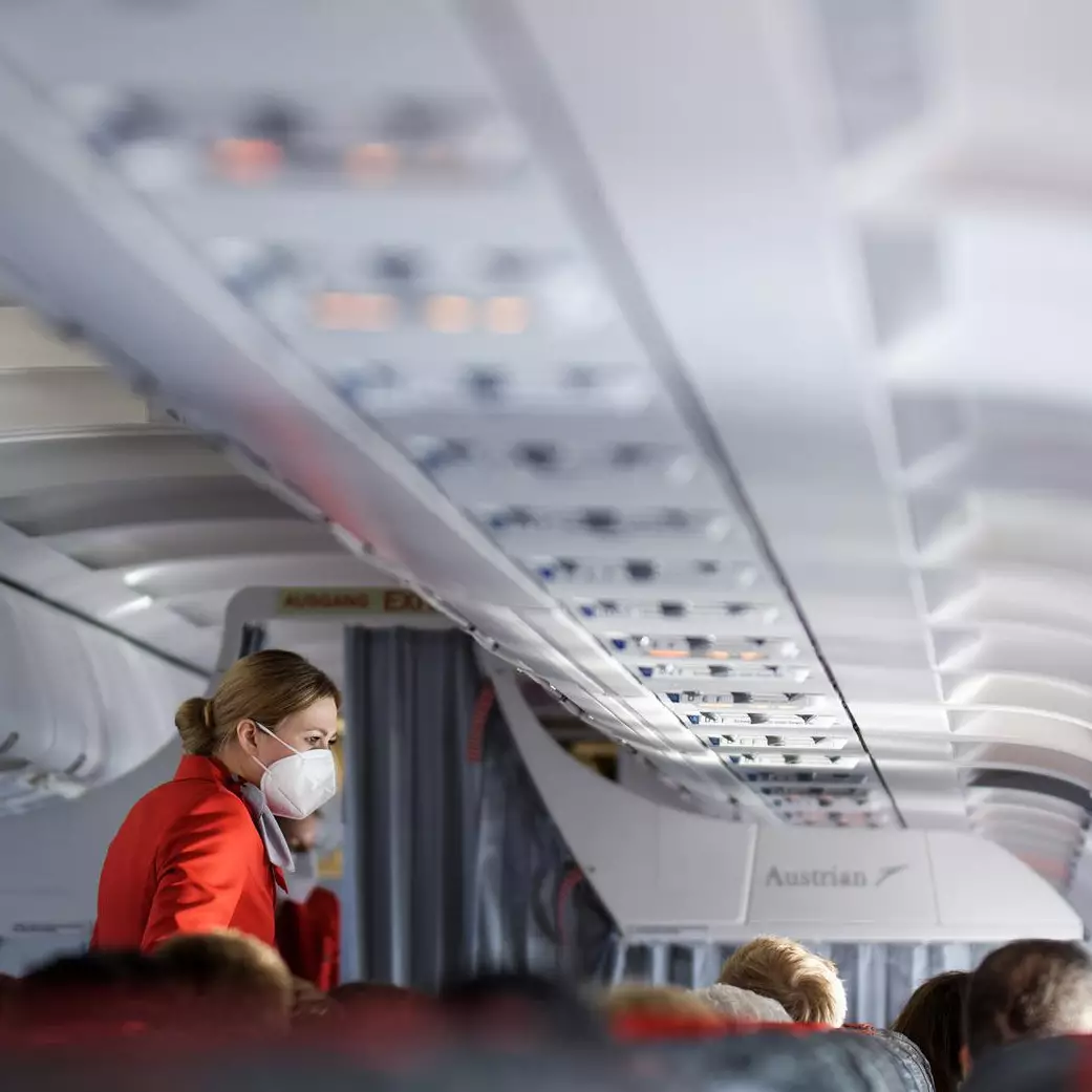 Contoh teks announcement pramugari bahasa Inggris beserta artinya