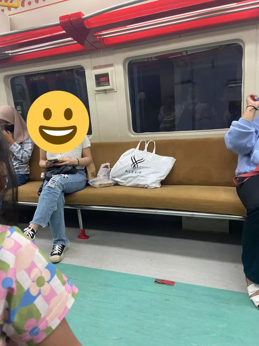 viral penumpang dilarang duduk di KRL Solo-Yogyakarta © berbagai sumber