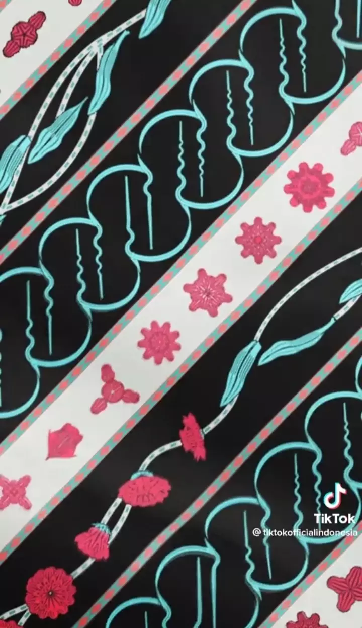 Marshanda rilis motif batik dari brain wave di hari kesehatan mental sedunia © berbagai sumber