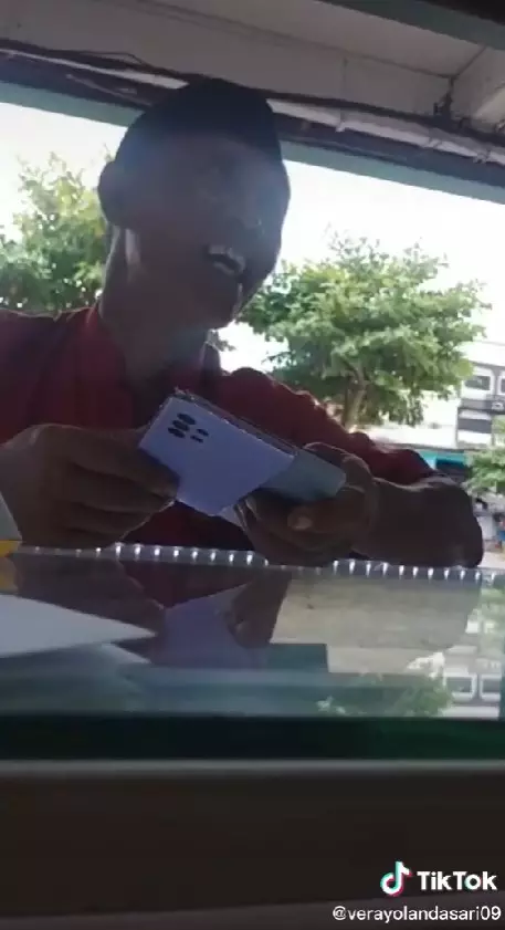Beli HP harga Rp 1,2 juta ternyata hanya replika  TikTok/@verayolandasari09 Beli HP harga Rp 1,2 juta ternyata hanya replika  TikTok/@verayolandasari09