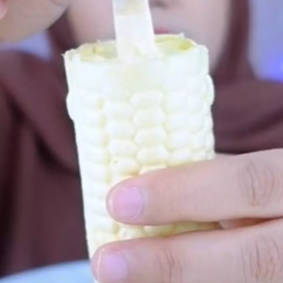 Tak banyak yang tahu, begini cara unik makan es krim jagung pakai stik