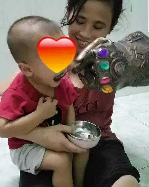 Aksi nyeleneh emak-emak momong anak © berbagai sumber