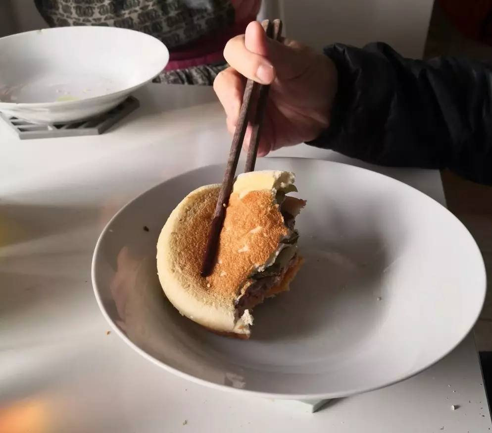 11 Potret orang pakai barang tak lazim saat makan Berbagai sumber