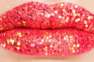 11 Rekomendasi lipstik metalik di bawah Rp 150 ribu, bibir jadi penuh