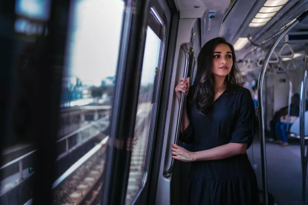 pose foto OOTD di MRT © berbagai sumber